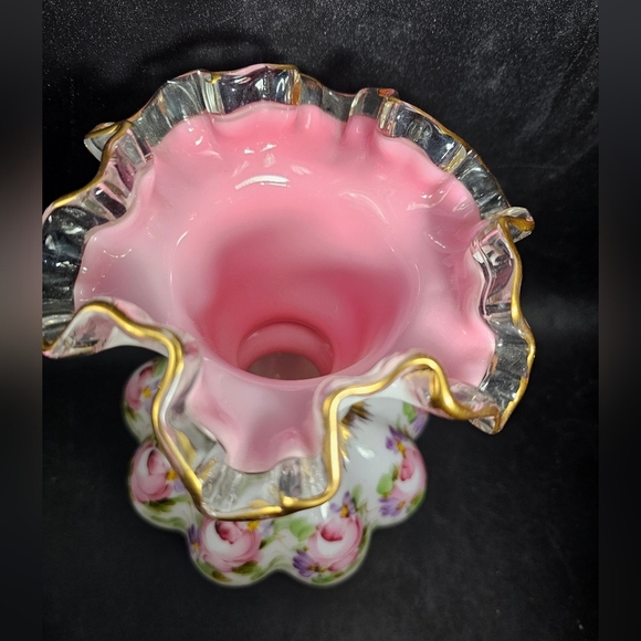 Floral‎ Porcelain Vase with Gold Accents - Picture 2 of 6